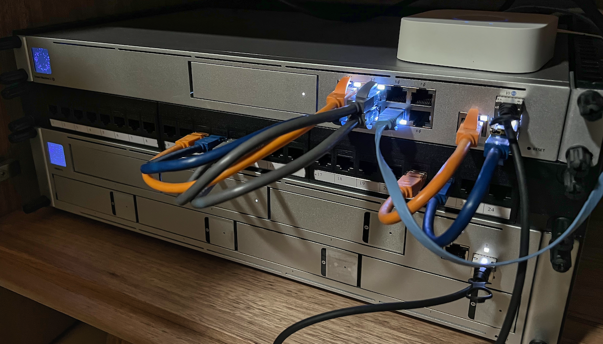 UDM, UNAS on mini-rack